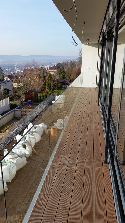 Designové venkovní skleněné zábradlí - úprava balkonu